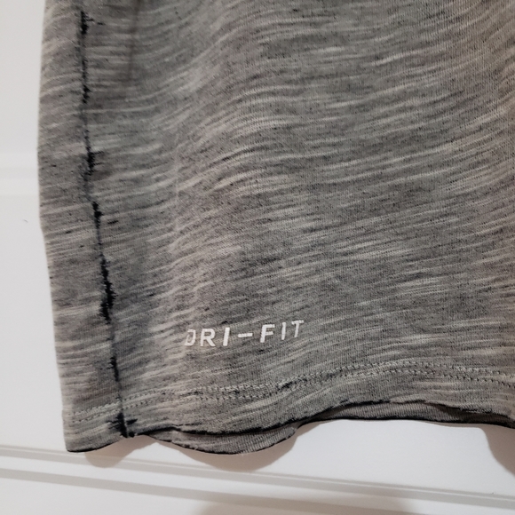 Nike Dri Fit Mens S Distressed Look T Shirt Crew Neck Grey Black Logo Stretch - Picture 4 of 7